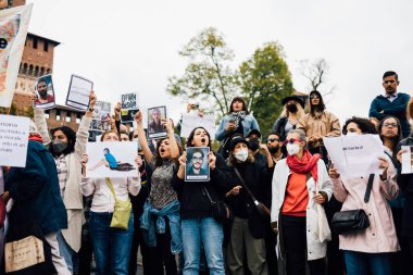 MILAN, İtalya - 25 Eylül 2022: protestocular Mahsa Amini 'nin ölümünden sonra İtalya' nın Milano kentindeki Castello Sforzesco 'da gösteri yaptılar. 
