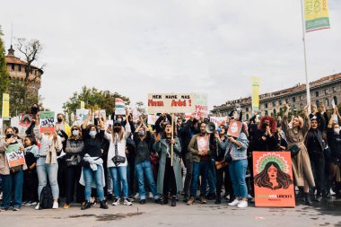 MILAN, İtalya - 25 Eylül 2022: protestocular Mahsa Amini 'nin ölümünden sonra İtalya' nın Milano kentindeki Castello Sforzesco 'da gösteri yaptılar. 