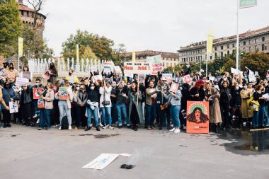 MILAN, İtalya - 25 Eylül 2022: protestocular Mahsa Amini 'nin ölümünden sonra İtalya' nın Milano kentindeki Castello Sforzesco 'da gösteri yaptılar. 