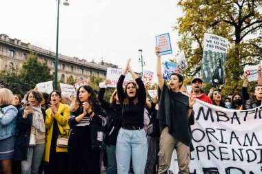 MILAN, İtalya - 25 Eylül 2022: protestocular Mahsa Amini 'nin ölümünden sonra İtalya' nın Milano kentindeki Castello Sforzesco 'da gösteri yaptılar. 