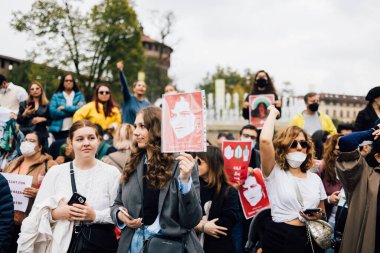 MILAN, İtalya - 25 Eylül 2022: protestocular Mahsa Amini 'nin ölümünden sonra İtalya' nın Milano kentindeki Castello Sforzesco 'da gösteri yaptılar. 