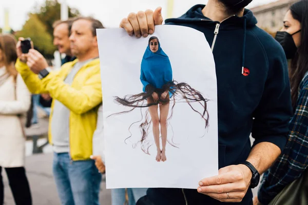 Milan Itálie Září 2022 Protestující Demonstrují Protestní Znamení Castello Sforzesco — Stock fotografie