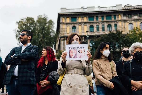 Milan Italien September 2022 Protestorer Demonstrerar Protesttecken Vid Castello Sforzesco — Stockfoto