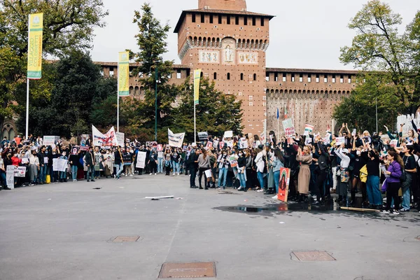 Milán Italia Septiembre 2022 Manifestantes Castello Sforzesco Milán Italia Tras —  Fotos de Stock