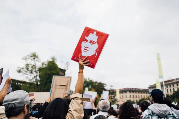 Milan Italien September 2022 Protestorer Demonstrerar Protesttecken Vid Castello Sforzesco — Stockfoto