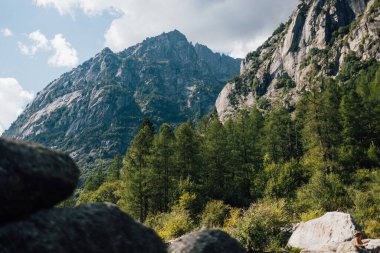 Granit, Alpli bir italyan olan Val di Mello vadisinde dağ duvarlarını sarsar.