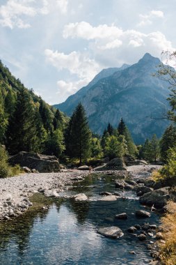 Val Di Mello 'da nehir akıyor, Sondrio, Lombardy, İtalya