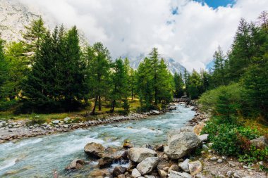 İtalya 'da güzel Val D' Aosta nehri akıyor.