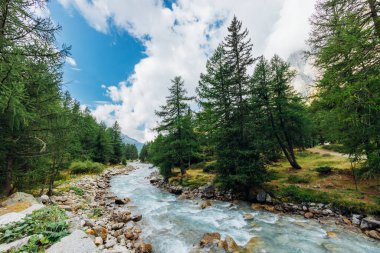 İtalya 'da güzel Val D' Aosta nehri akıyor.