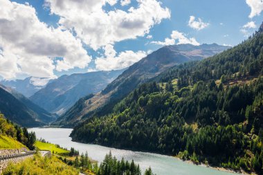 Val d 'Aosta' daki D 'Arpy gölünün çevresindeki dağ manzarası.