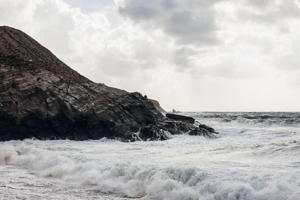 Pohled Pobřeží Sardinie Zamračeném Bouřlivém Dni Vlnami Narážejícími Skály — Stock fotografie