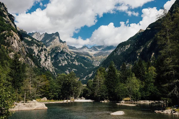Mello Vadisi 'ndeki Qualido alp gölü manzarası granit dağlarla çevrili.