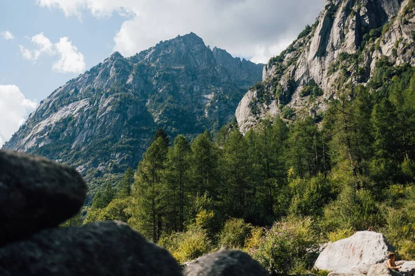 Granit, Alpli bir italyan olan Val di Mello vadisinde dağ duvarlarını sarsar.
