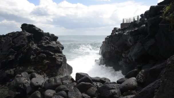 Tempête sur le récif — Video