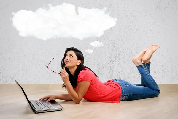 Young woman smiling in front of laptop — Stock Photo, Image