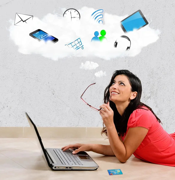 Young woman smiling in front of laptop — Stock Photo, Image