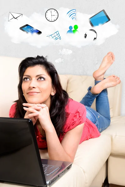 Young woman smiling in front of laptop — Stock Photo, Image