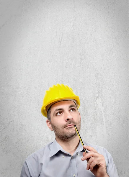 Engenheiro com um capacete na cabeça — Fotografia de Stock