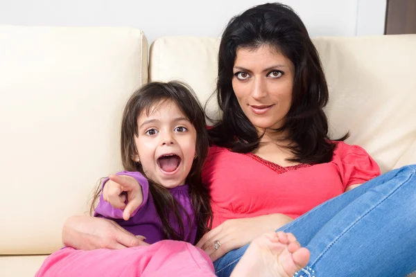 Mutter und Tochter liegen auf der Couch — Stockfoto