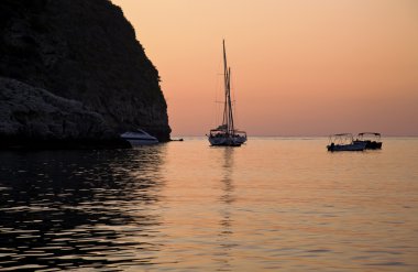 gün batımında tekne