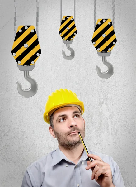 Engenheiro com um capacete na cabeça — Fotografia de Stock