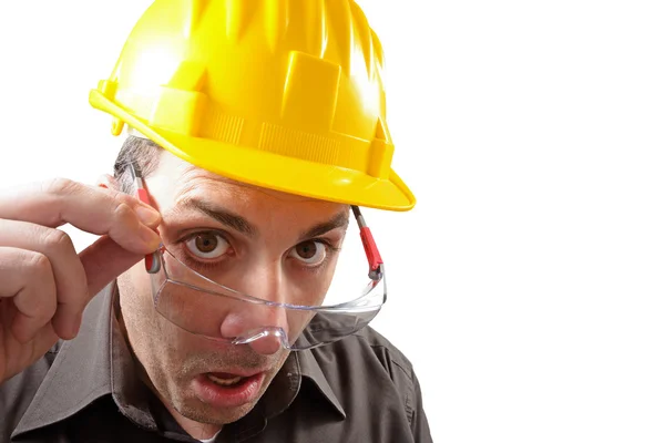 Engenheiro com um capacete na cabeça — Fotografia de Stock