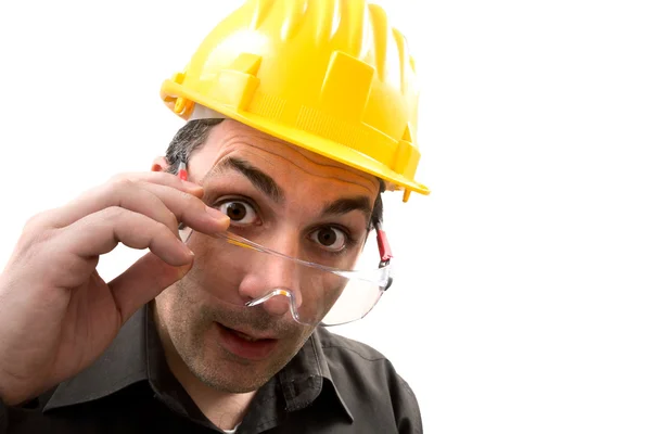 Engenheiro com um capacete na cabeça — Fotografia de Stock