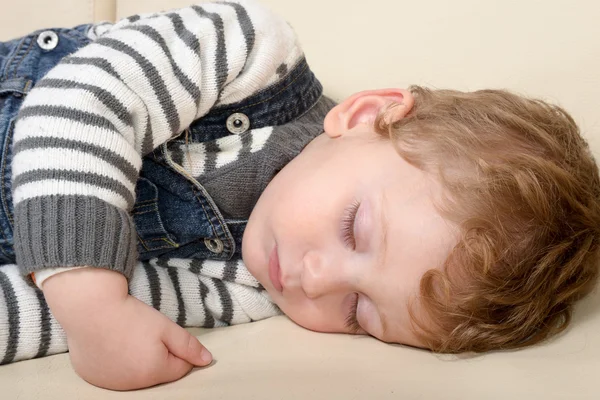 一个正在睡觉的漂亮婴儿的特写 — 图库照片