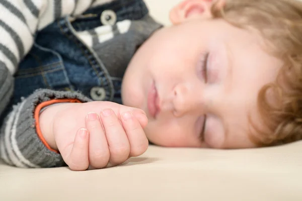 Retrato de cerca de un hermoso bebé dormido — Foto de Stock