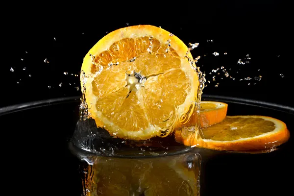 Citrus fruits in water — Stock Photo, Image