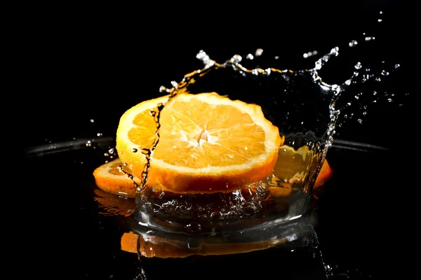 Citrus fruits in water — Stock Photo, Image