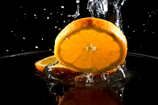 Citrus fruits in water — Stock Photo, Image