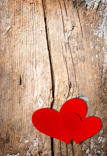 Καρδιές του Αγίου Βαλεντίνου πάνω από ξύλο — Φωτογραφία Αρχείου