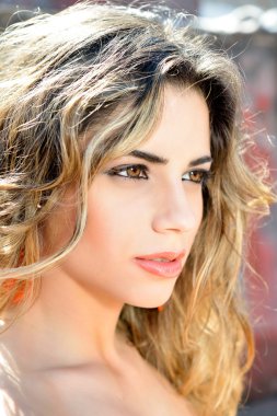 Genç ve güzel bir kadının portresi