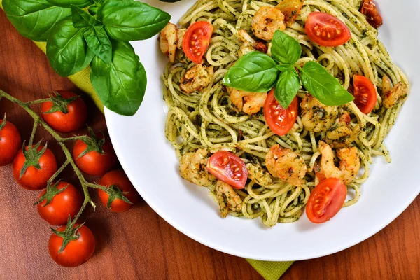 Espaguete com pesto e camarões — Fotografia de Stock