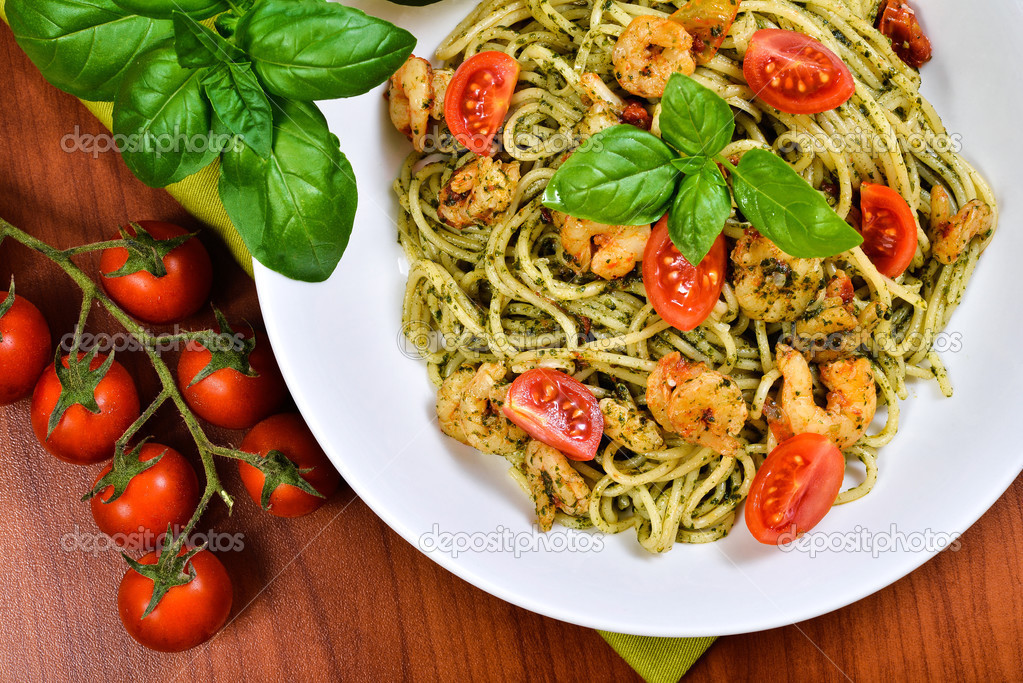 spaghetti with pesto and prawns