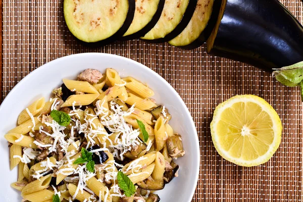 Pasta con berenjena, atún y menta —  Fotos de Stock