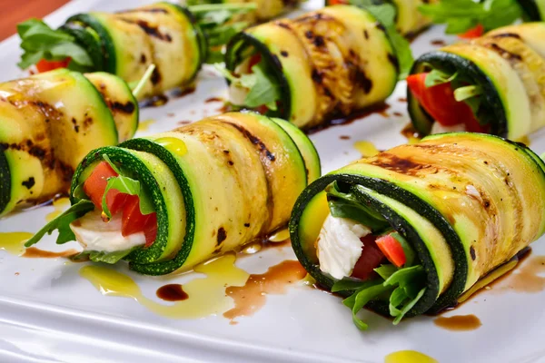 Rolos de abobrinha com arugula, mussarela e tomate — Fotografia de Stock