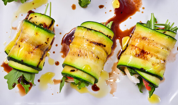 кабачки с рукколой, моцареллой и помидорами
