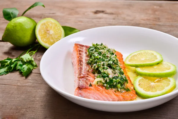 Lachs mit Petersiliensauce — Stockfoto