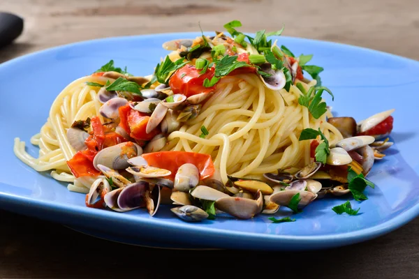 Spaghetti with cockles — Stock Photo, Image