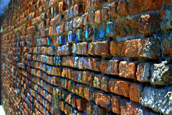 Rugged red brick wall — Stock Photo, Image