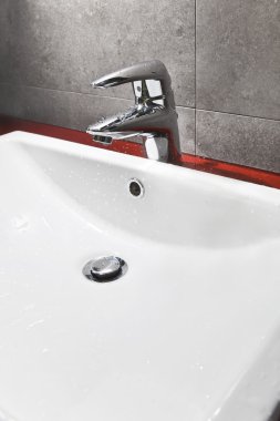 Beyaz banyo lavabo portre