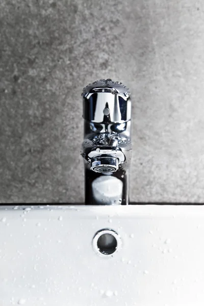 Faucet nærmer seg hardt lys – stockfoto