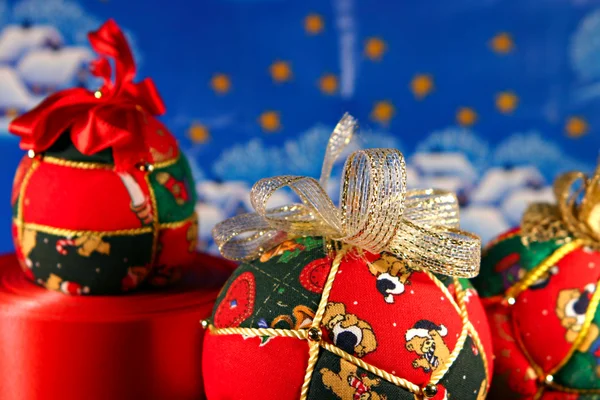 Vánoční koule na modrém pozadí — Stock fotografie