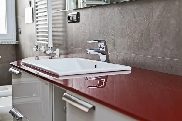 Kırmızı banyo musluk yansıma — Stok fotoğraf
