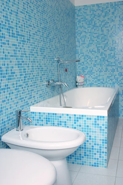 Salle de bain bleue — Photo