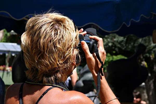 Mulher fotógrafa loira — Fotografia de Stock