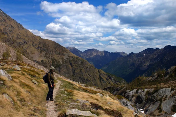 Girl hiking and mountain landscape — Stock Photo, Image