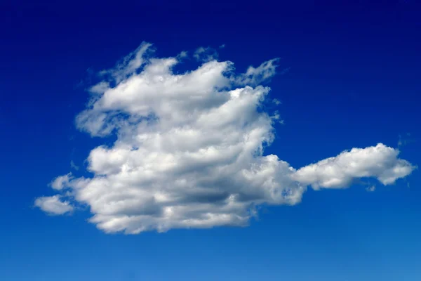 Nuvem branca em um céu azul — Fotografia de Stock